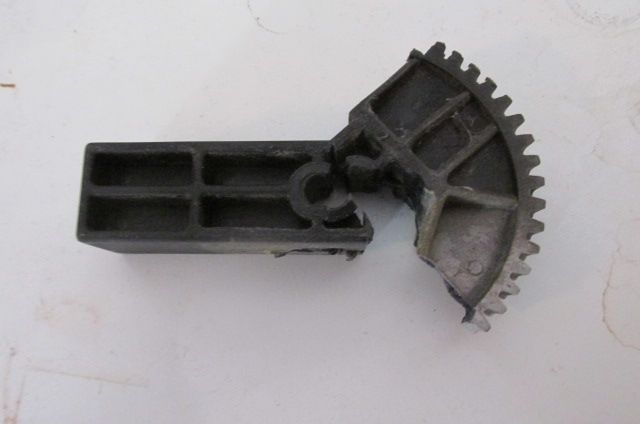 181224 001 broken OEM gear 002.jpg