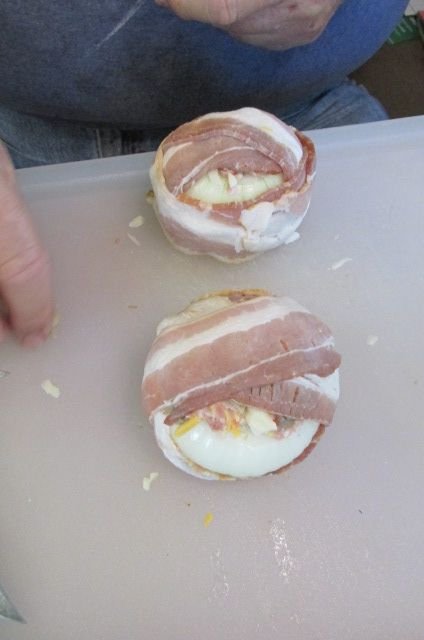 200626 001 bacon wrapped stuffed Onion 003.jpg