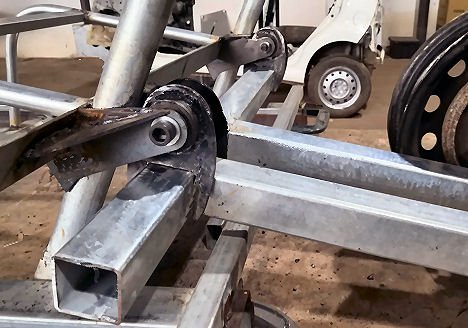 210701 001 swing arm mounts pivoted 001.jpg