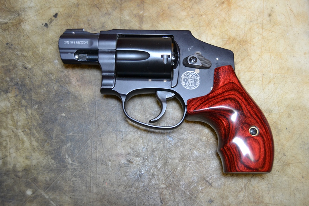 new smith and wesson round butt boot grips.jpg