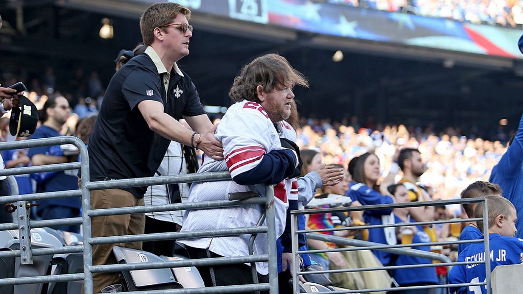 LA-Saints-Fan-Helps-Giants-Fan.jpg