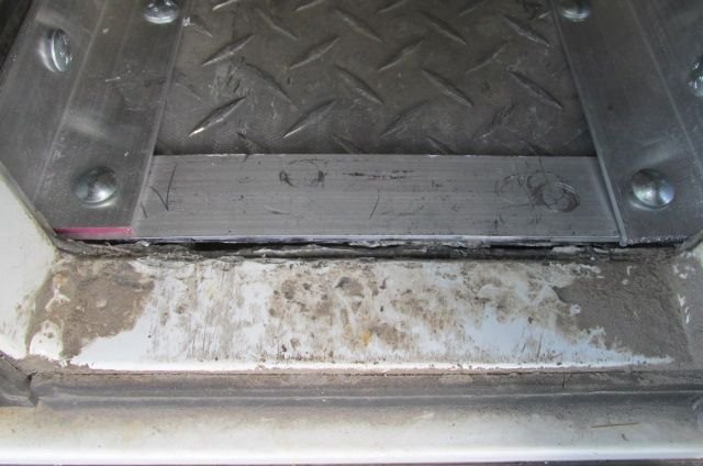 190804 003 cracked floor 001.jpg