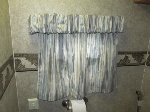 210518 001 new bathroom curtain 001.jpg