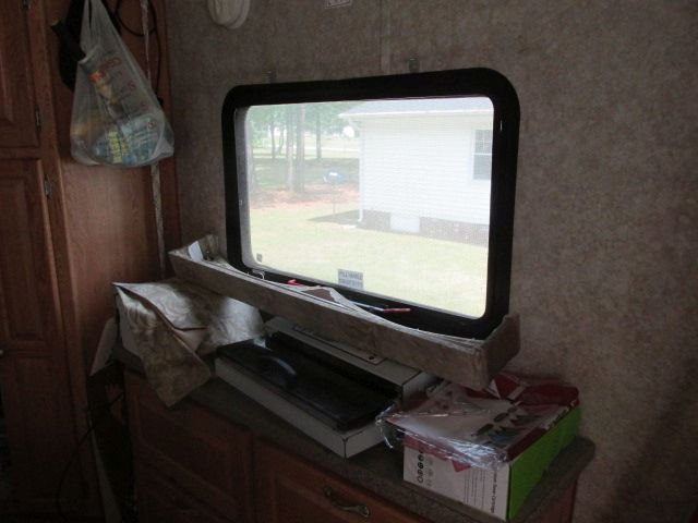 210429 004 OEM bedroom curtin removed 001.jpg