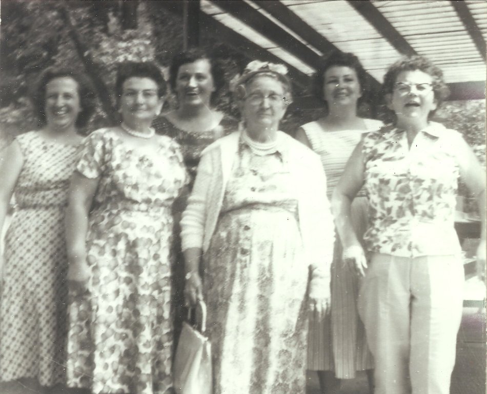 Edna Cooper with all five daughters.jpg